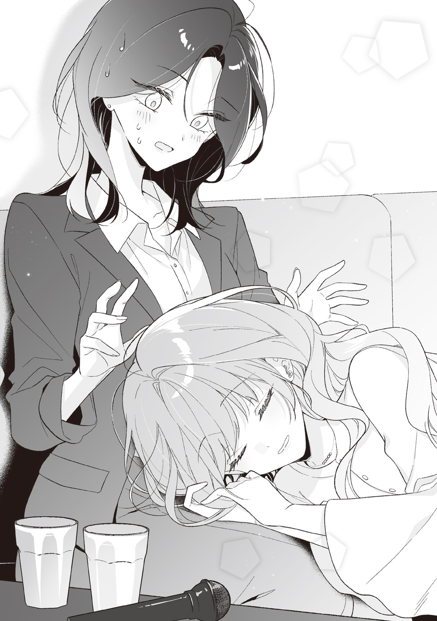 Chisa Hanamori se apoya sobre Nagi Asami durante una reunión para beber.